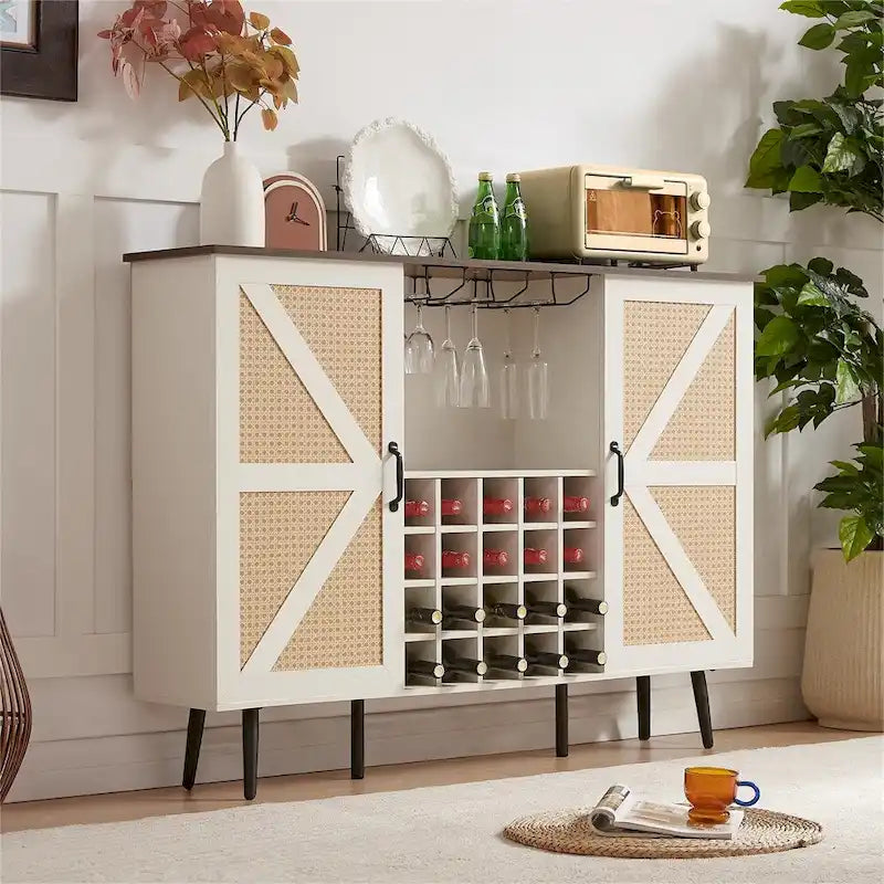 Armoire à vin de style grange avec porte en imitation rotin, casier à bouteilles et porte-verres.