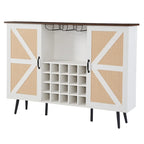 Armoire à vin de style grange avec porte en imitation rotin, casier à bouteilles et porte-verres.