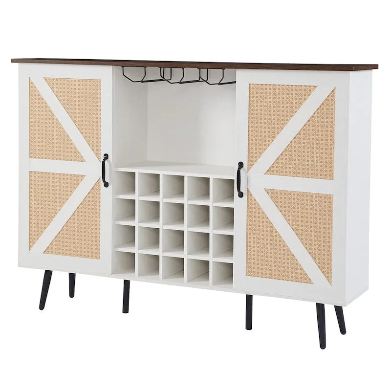 Armoire à vin de style grange avec porte en imitation rotin, casier à bouteilles et porte-verres.