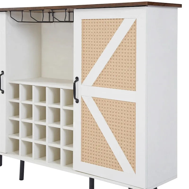 Armoire à vin de style grange avec porte en imitation rotin, casier à bouteilles et porte-verres.