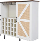 Armoire à vin de style grange avec porte en imitation rotin, casier à bouteilles et porte-verres.