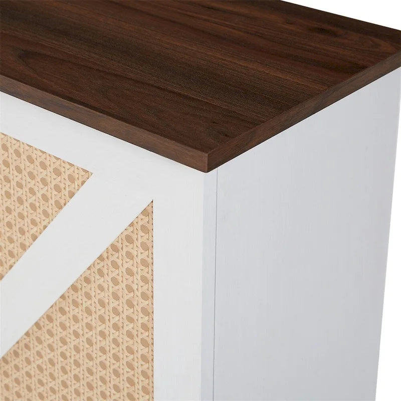 Armoire à vin de style grange avec porte en imitation rotin, casier à bouteilles et porte-verres.