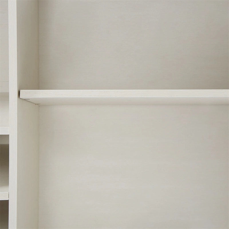 Armoire à vin de style grange avec porte en imitation rotin, casier à bouteilles et porte-verres.