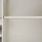 Armoire à vin de style grange avec porte en imitation rotin, casier à bouteilles et porte-verres.