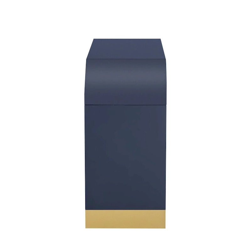 Armoire à quatre portes à angles arrondis et panneaux de porte ondulés