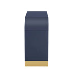 Armoire à quatre portes à angles arrondis et panneaux de porte ondulés