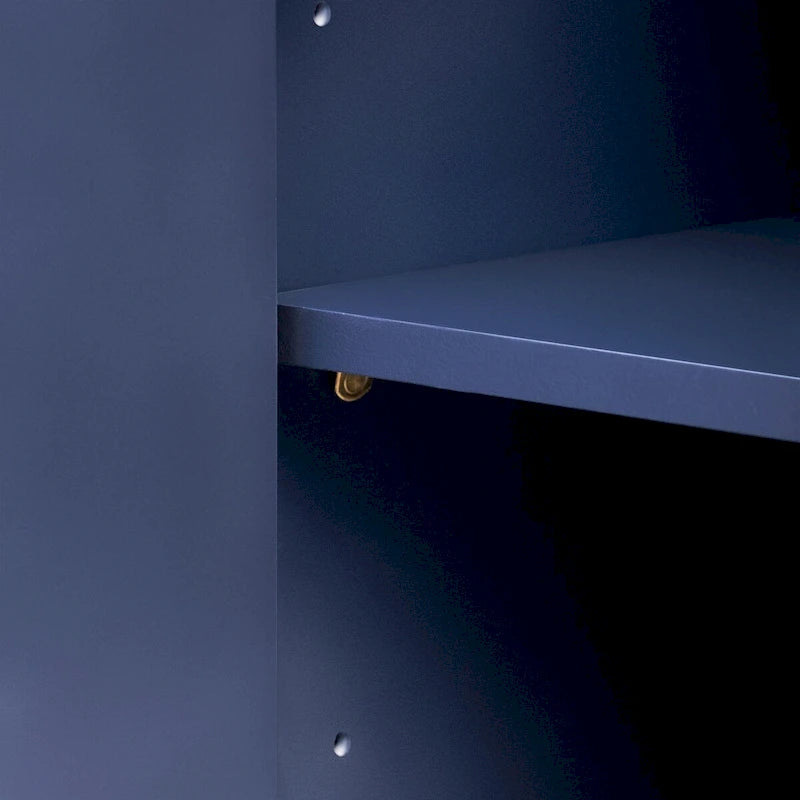 Armoire à quatre portes à angles arrondis et panneaux de porte ondulés