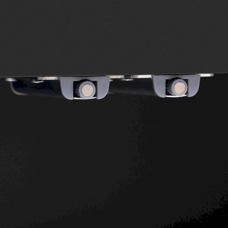 Armoire à quatre portes à angles arrondis et panneaux de porte ondulés